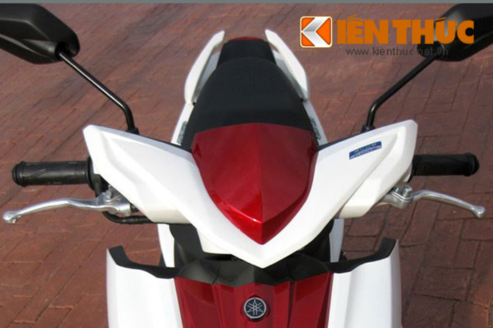 Xe sở hữu những đường nét góc cạnh được thiết kế táo bạo trên dàn nhựa phối màu giữa đỏ và trắng.