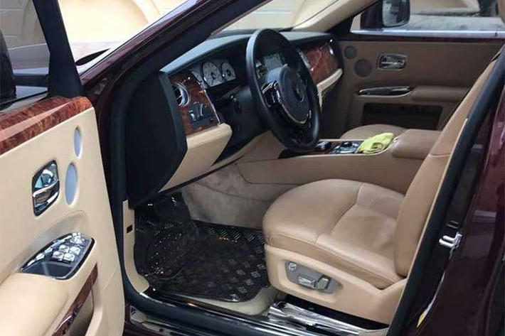 Đặc biệt chiếc xe này lại sở hữu biển số "độc" của Hải Phòng với 5 chữ số 1 đều thẳng tắp, kèm theo màu phong thủy đá đỏ Ruby. Theo lời người rao bán, chiếc xe đã đi được trên 1 vạn km, tức là còn khá mới so với số năm tồn tại. Và giá trị giao dịch của xe khoảng trên 11 tỷ đồng.