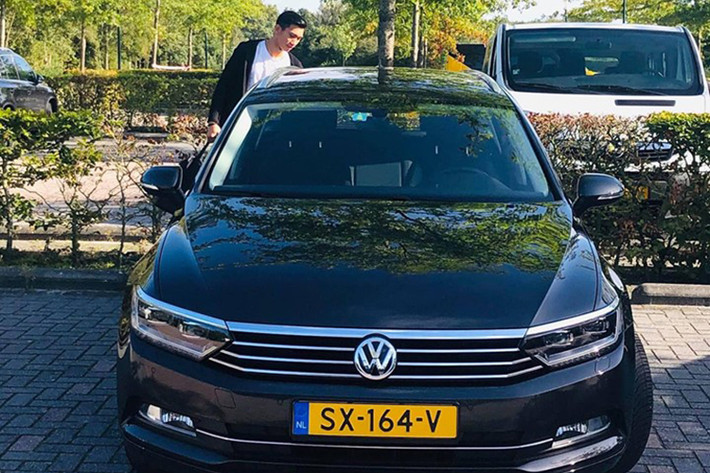 Về chiếc Volkswagen Passat của Văn Hậu, đây là phiên bản nâng cấp được ra mắt vào năm 2018 vừa qua. Tuy nhiên, xe vẫn giữ nét thiết kế đơn giản, cứng cáp đặc trưng, chưa đi theo hướng thể thao và trẻ hóa như những đối thủ ở phân khúc D, gồm Toyota Camry, Honda Accord hay Mazda6.
