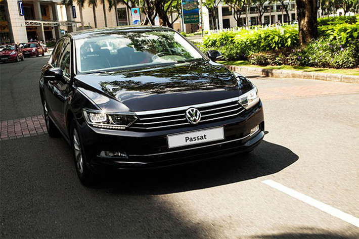 Ngoài ra Passat phiên bản BlueMotion Comfort còn sở hữu hệ thống chống bó cứng phanh ABS, chống trượt khi tăng tốc ASR, cân bằng điện tử ESC, hệ thống kiểm soát lực kéo EDTC, kiểm soát cự ly đỗ xe PDC... Tại Việt Nam, giá xe Volkwagen Passat BlueMotion Comfort được công bố ở mức 1,42 tỷ đồng.