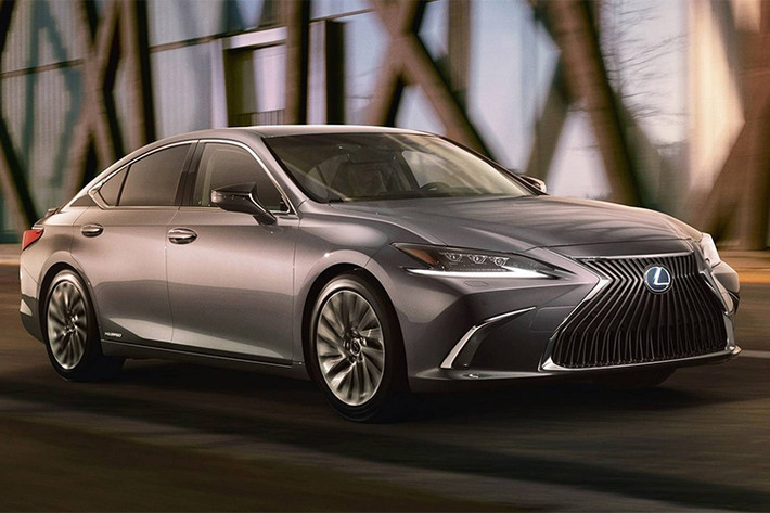 Mới đây, một đoạn video teaser về mẫu sedan Lexus ES 2019 mới vừa được thương hiệu xe sang nhà Toyota tung ra với thiết kế ngoại thất mang cảm hứng khá nhiều từ mẫu xe ''đàn anh'' Lexus LS từng ra mắt.