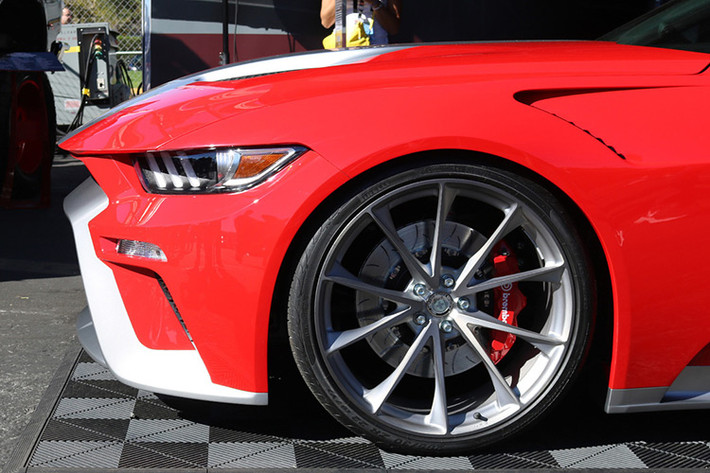 Ấn tượng đầu tiên của chiếc Ford Mustang GTT phiên bản độ này là nó được trang bị nắp capô kéo dài và lưới tản nhiệt cỡ lớn vô cùng hút mắt.