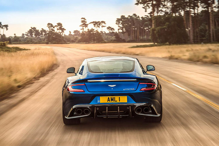 Aston Martin Vanquish S 2018 cũng không khác biệt quá nhiều so với trước đây, xe sở hữu thân xe với những đường nét đầy hấp dẫn, đậm chất thể thao và thanh lịch hơn so với chiếc DB9 cùng hãng nhờ có những chi tiết nổi bật như mâm 5 cánh kép, bodykit thể thao từ sợi carbon.