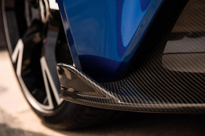 Để tăng công suất cho Vanquish S, hãng Aston Martin đã sử dụng cổ hút cỡ lớn hơn. Bên cạnh đó là hệ thống hút khí cải tiến cũng giúp cải thiện phản ứng bướm ga. Động cơ kết hợp với hộp số Touchtronic III 8 cấp, giảm thời gian xuống số và hoạt động mượt hơn ở tốc độ thấp.