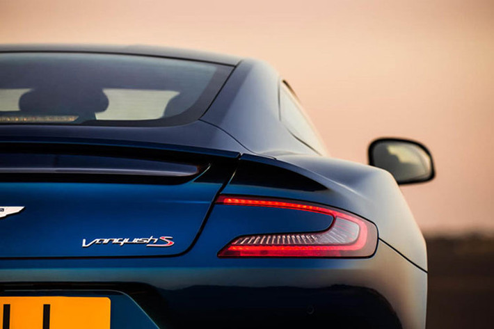 Động cơ của Aston Martin Vanquish S phiên bản 2018 mới này sẽ tạo ra công suất tối đa 592 mã lực. Như vậy, so với Vanquish thông thường, Aston Martin Vanquish S mạnh hơn 24 mã lực.