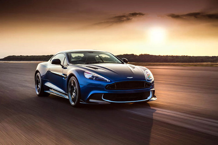Được sản xuất từ 2001-2007, thế hệ Aston Martin Vanquish đầu tiên nổi tiếng với vai trò là xe của điệp viên 007 James Bond trong phần phim Die Another Day. Tuy nhiên phải tới tận năm 2012, Vanquish thế hệ II mới được ra mắt để thay thế cho DBS trước đó.