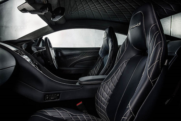 Bên trong Aston Martin Vanquish S có ghế bọc da khâu hình quả trám sang trọng và những chi tiết bằng sợi carbon thể thao. Một công ty tại Scotland đã cung cấp loại da sang trọng có tên Bridge of Weir Caithness cho Aston Martin Vanquish S.