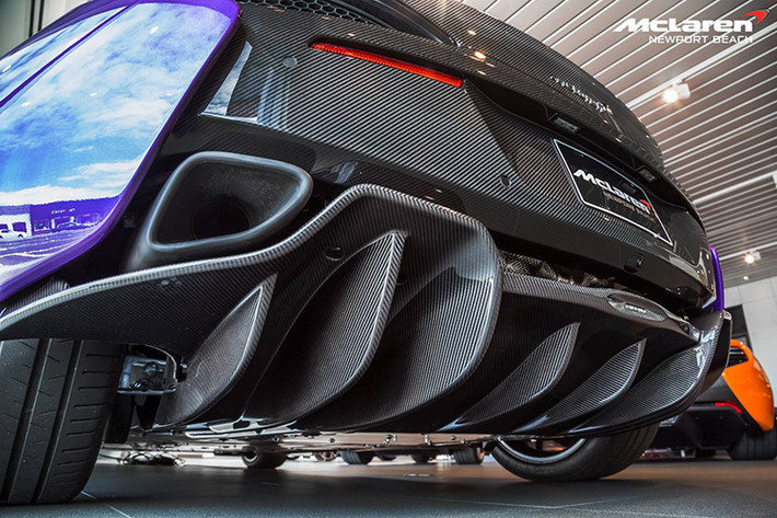Trong khi đó, đuôi xe với đèn LED lại mang phong cách của siêu xe "triệu đô" McLaren P1. Gầm xe được thiết kế với các rãnh hút gió sử dụng bằng vật liệu carbon.