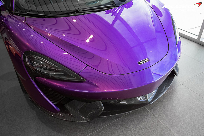 Để giảm trọng lượng của mẫu siêu xe 570S này, hãng McLaren đã phải nhờ tới khá nhiều đến vật liệu bằng sợi carbon. Nó sở hữu thiết kế khá giống với chiếc 650S.