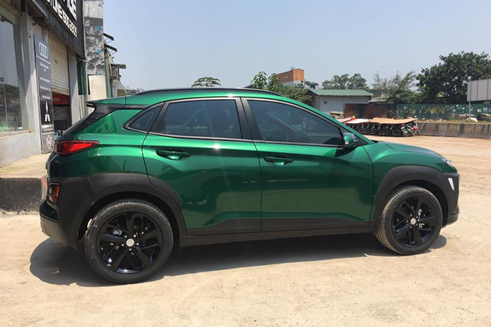 Được chính thức phân phối ra thị trường Việt Nam từ cuối tháng 8/2018 với 3 phiên bản 2.0AT, 2.0AT đặc biệt và 1.6 Turbo đi kèm hộp số tự động 6 và 7 cấp cho từng phiên bản - giá xe Hyundai Kona mới lần lượt được niêm yế từ 615 triệu đồng, 675 triệu đồng và 725 triệu đồng.