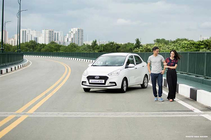 Phiên bản rẻ nhất theo báo giá mới của năm 2018 cụ thể gồm; 1.0 MT Base sẽ có giá 315 triệu đồng, bản 1.0 AT có giá 380 triệu đồng. Ở lựa chọn động cơ 1.2L, bản MT base 5 cửa giá 330 triệu đồng và sedan là 350 triệu đồng. Bản số tự động 1.2L AT 5 cửa giá 395 triệu đồng và sedan Hyundai i10 là 415 triệu đồng.