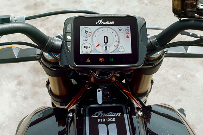 Mẫu xe môtô Indian FTR1200 2019 mới được trang bị một màn hình LCD cảm ứng khá hiện đại với kích thước 3inch. Đây là một bước cải tiến khá tốt của Indian khi mà màn hình này còn có khả năng kết nối Bluetooth với điện thoại thông minh.