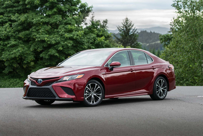 Được coi là một trong những mẫu xe tiện nghi và đẳng cấp hàng đầu, xe sedan Toyota Camry phù hợp với mọi nhu cầu sử dụng. Xe có mức tiêu thụ nhiên liệu đáng ngưỡng mộ là 8,4 lít/100 km (thành phố/cao tốc). Ấn tượng hơn, chỉ phải bỏ ra số tiền 25.200 USD, bạn có thể sở hữu chiếc sedan toàn diện này.