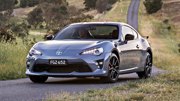 Có kiểu dáng nhỏ gọn tương tự Mazda MX-5 Miata, nhưng Toyota 86 tiện lợi hơn khi sở hữu cả hàng ghế sau. Xe được trang bị động cơ 2.0L cho công suất tối đa 200 mã lực, mạnh hơn so với chiếc xe của Mazda. Tuy nhiên về giá cả, Toyota 86 nhỉnh hơn một chút, ở mức 26.975 USD, nhưng đã đi kèm hệ thống vi sai chống trượt LSD.