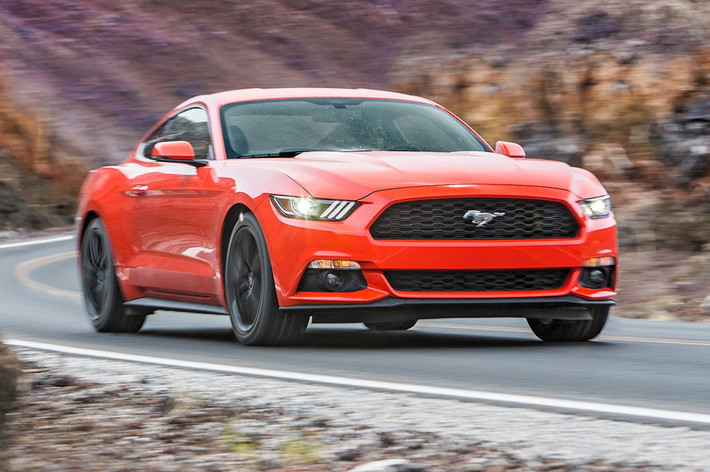 Với 25.680 USD, bạn có thể sở hữu chiếc Ford Mustang EcoBoost sử dụng động cơ tăng áp 4 xy-lanh cho công suất 310 mã lực. Đèn LED, hệ thống camera lùi là các trang bị tiêu chuẩn. Ngoài thiết kế 4 chỗ, mức tiêu thụ nhiên liệu 11,2 lít/100 km (thành phố/cao tốc) cũng là một điểm cộng của chiếc xe thể thao này.