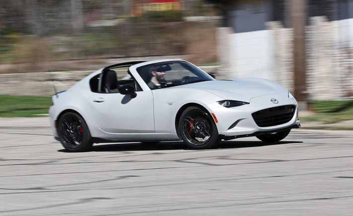 Với việc thiếu vắng hàng ghế sau, lại lược giản dung tích khoang hành lý, Mazda MX-5 Miata phù hợp với những người chuộng phong cách thể thao. Xe được trang bị hệ dẫn động cầu sau, mang lại cảm giác lái thuần khiết. Từ mức giá khởi điểm 25.295 USD, bạn có thể chi trả thêm 4.000 USD để nâng cấp lên phiên bản Club với sự bổ sung hệ thống treo trước và hệ thống vi sai chống trượt LSD.