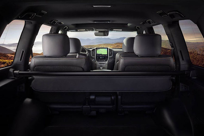 Bên trong của mẫu xe Toyota Land Cruiser Heritage Edition 2020 đặc biệt này chính là không gian nội thất bọc da màu đen với chỉ khâu màu đồng tương phản. Sự kết hợp này được áp dụng cho cả vô lăng, cụm điều khiển trung tâm, bảng đồng hồ và mặt cửa.