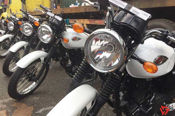 Ở phía trước, W175 được hãng xe máy Kawasaki trang bị đèn pha chóa tròn hoài cổ cùng các đèn xi-nhan hai bên - tất cả đều sử dụng công nghệ bóng sợi đốt thông thường thay vì đèn LED như trào lưu chung hiện nay.