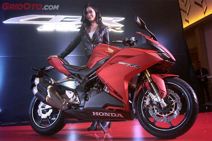 Chiếc xe môtô Honda CBR250RR 2018 là mẫu sportbike 250cc vừa được Honda Indonesia ra mắt vào hồi cuối tháng 7/2018 vừa qua với bổ sung hai màu sắc mới là Đỏ sần và Đen Freedom. Mới đây, thương hiệu Honda Indonesia còn mang đến triển lãm Gaikindo Indonesia 2018 và chính thức công bố giá bán.