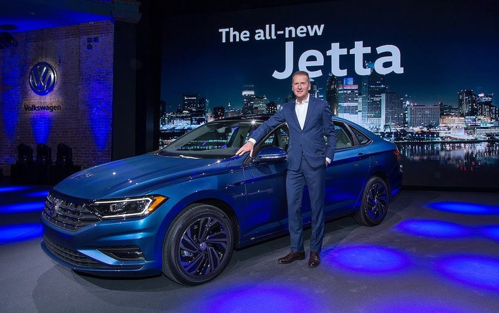 Mẫu xe sedan hạng C - Jetta vừa được thiết kế lại hoàn toàn từ trong ra ngoài. Ra mắt tại triển lãm Detroit, Volkswagen Jetta 2019 mới không chỉ có vai trò cạnh tranh với các đối thủ trong cùng phân khúc sedan hạng C, mà còn được Volkswagen kỳ vọng sẽ giúp hãng lấy lại lòng tin của người dùng sau bê bối Dieselgate.