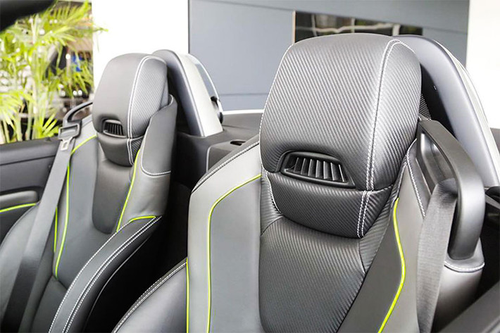 Xe sử dụng mui cứng có khả năng xếp gập với thời gian khoảng 22 giây. Về tính năng an toàn, mẫu xe được trang bị chống bó cứng phanh ABS, hỗ trợ phanh khẩn cấp BA, hệ thống chống trượt bánh dẫn động ASR, hệ thống ổn định thân xe điện tử, túi khí trước & túi khí hông.