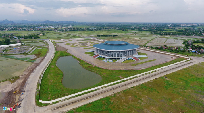  Nhà thi đấu đa năng tỉnh Hà Nam nằm trên mảnh đất rộng 120 ha, quy mô xây dựng 5 tầng, sức chứa 7.500 chỗ ngồi. Nơi đây được lắp đặt trang thiết bị hiện đại gồm hệ thống điều hòa không khí, bảng điện tử, âm thanh ánh sáng… đạt tiêu chuẩn thi đấu quốc tế.
