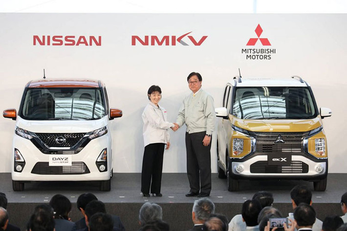 Mẫu xe giá rẻ Mitsubishi eK X là thành viên mới nhất trong đội hình xe đô thị của hãng xe . Chiếc xe được thiết kế rất giống với mẫu Xpander, nhưng lại có kích thước nhỏ hơn. eK X chỉ dài 3,4 mét; rộng 1,48 mét; cao 2 mét và chiếc xe này chỉ có đúng 4 chỗ vừa vặn cho 4 người.