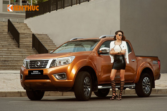 Phần đầu xe nổi bật với mô típ chữ V đặc trưng của Nissan bắt nguồn từ lưới tản nhiệt vuốt ngược lên nắp capo và chạy dọc đến chắn bùn phía trước. Cụm đèn pha hình boomerang với dải đèn LED chạy ban ngày, cùng đèn pha dạng projector cũng là một điểm nhấn cho xe.