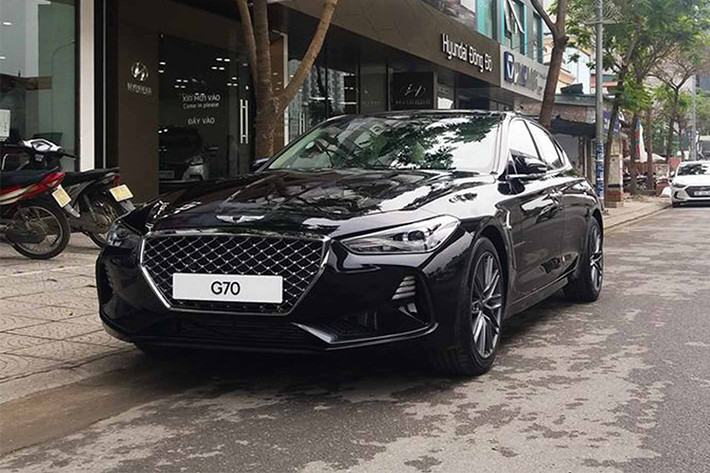 Genesis G70 2018 tại đại lý có giá khoảng 1,7 tỷ đồng, cao hơn BMW 3-Series 320i (F30) có giá tham khảo từ 1,319 - 1,509 tỷ đồng hay ngang tầm giá Mercedes-Benz C250 Exclusive (W205) với giá 1,729 tỷ đồng (Mức giá tham khảo tháng 4/2018). Có thể thấy, G70 có mức giá không rẻ hơn so với các đối thủ trong cùng phân khúc tại Việt Nam.