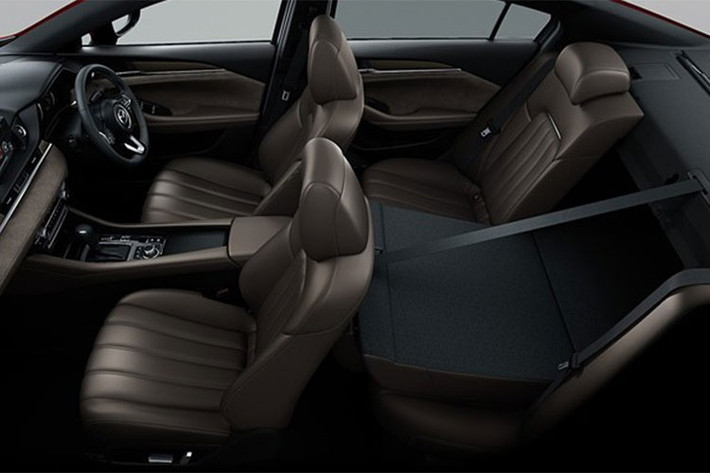 Chưa hết, nội thất Mazda6 2018 còn đi kèm ghế trước tái thiết kế với tính năng thoáng khí. Đây là mẫu xe Mazda đầu tiên được trang bị ghế thoáng khí như thế này. Hệ thống thông tin giải trí của Mazda6 2018 kết hợp với màn hình có kích thước 8 inch thay vì 7 inch như trước.