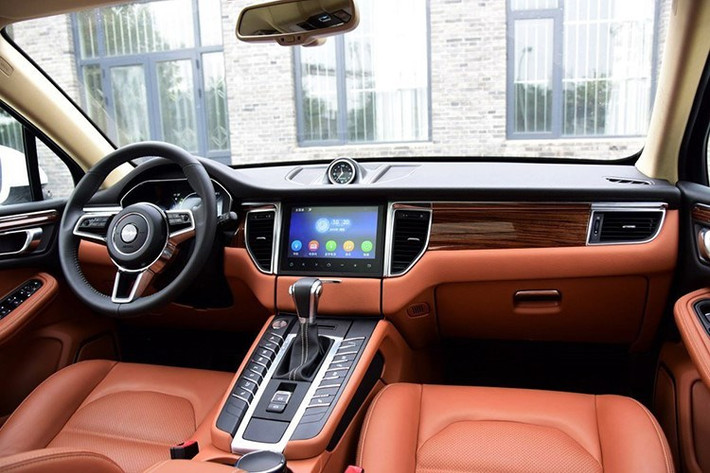 Được biết, ngoài việc "nhái" các chi tiết ngoại hình giống siêu xe nhà Porche, hãng xe Zotye còn "copy" gần như y hệt nội thất của xe nhưng mang phong cách khác đi. Cụ thể, trên chiếc xe này, bảng điều khiển trung tâm, vô-lăng thể thao và màn hình hệ thống thông tin giải trí.