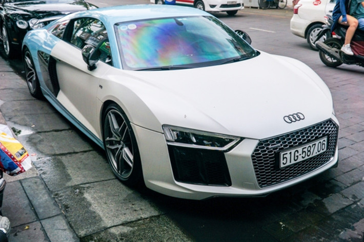 Để mang đến những tiếng thở ấn tượng hơn cho siêu xe Audi R8 V10 Plus của mình, Cường Đô la đã thay toàn bộ hệ thống ống xả nguyên bản theo xe bằng ống xả độ của Capristo. Khi mới về Việt Nam, giá xe Audi R8 V10 Plus được đại lý tư nhân cháo bán khoảng 11,5 tỷ đồng. Tuy nhiên do về trước thời điểm thay đổi thuế TTĐB 1/7/2016 nên nếu bán lại, những chiếc R8 ngày nay sẽ có giá đắt hơn.
