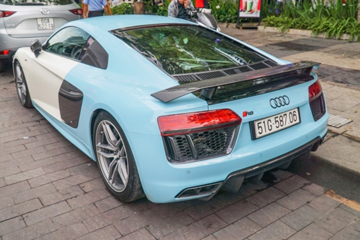 Đặc biệt, siêu xe Audi R8 V10 PLus này cũng từng được sử dụng trong lễ ăn hỏi của Cường Đô la và Đàm Thu Trang Lạng Sơn vào cuối năm ngoái.