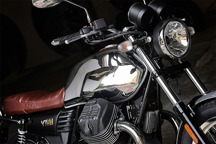 Lấy cảm hứng thiết kế từ những mẫu xe mang phong cách classic trước đây của mình, chiếc Moto Guzzi V7 III Limited được tô điểm với rất nhiều chi tiết crôm bóng. Xe sở hữu đèn pha tròn cỏ điển với bóng sợi đột mới, xi nhan của xe được thiết kế tách rời, tay lái cao dễ dạng sử dụng...