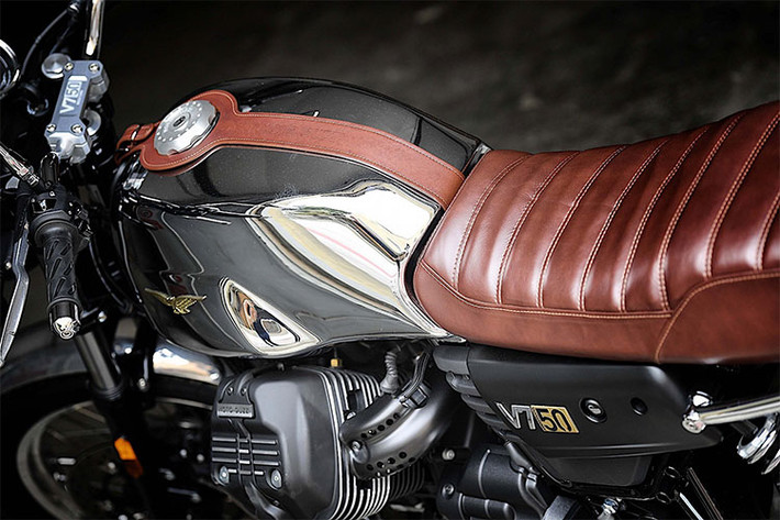 Ngoài nhiều chi tiết crôm bóng thể hiện nét hoài cổ ở thân xe, chiếc Moto Guzzi V7 III Limited mới này còn sử dụng tông màu đen chủ đạo cho các chi tiết khác như bộ vành, yên xe được thêu "dạng bánh mỳ" theo phong cách truyền thống, ốp hông và chắn bùn của xe.