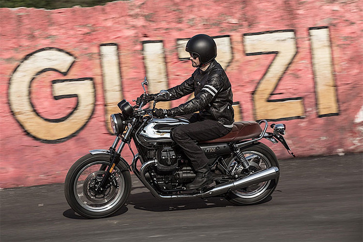 Hiện tại, giá thành của phiên bản giới hạn này vẫn chưa được công bố. Moto Guzzi V7 III 2018 hiện đang được bán ra thị trường với 4 phiên bản là V7 III Stone, V7 III Special, V7 III Racer và V7 III Anniversario.