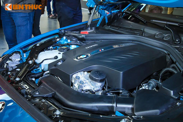 Sức mạnh của BMW M2 Coupe đến từ khối động cơ 3.0L, 6 xy-lanh thẳng hàng, công nghệ BMW M TwinPower Turbo, sản sinh công suất tối đa 370 mã lực tại vòng tua 6.500 v/ph và mô-men xoắn 465 Nm tại vòng tua 1.400-5.560 v/ph. lương tiêu thụ theo công bố khoảng 8L/100km.