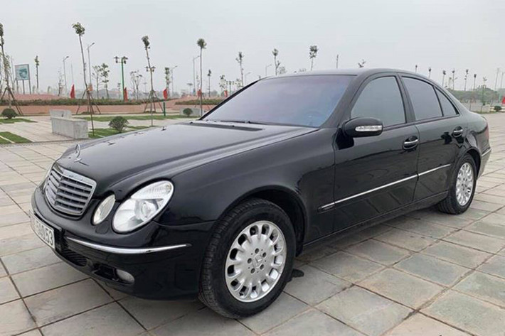 Chiếc xe sang Mercedes-Benz E240 cũ được rao bán xuất hiện trong bài viết thuộc model 2003. Trước khi có hàng loạt sự thay đổi tích cực vào nhiều năm sau đó, những chiếc xe Mercedes-Benz thuộc thế hệ này được gắn mác là xe sang dành cho người trung niên, cao tuổi.