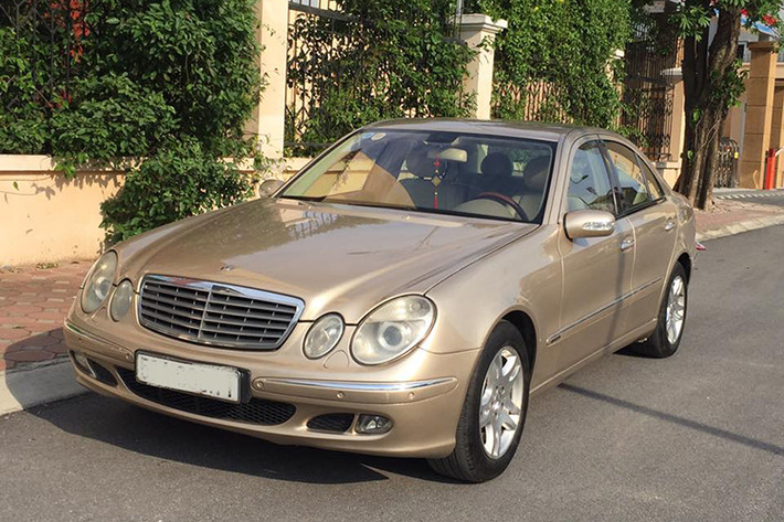Theo nhiều thợ sửa xe sang Mercedes-Benz lâu năm, Mercedes-Benz E240 ở thời điểm hiện tại phù hợp với những người mua để chơi chứ không hẳn phục vụ nhu cầu đi lại thông thường. Một chiếc Mercedes-Benz E240 tốt khi mua lại vẫn thường phải đại tu với khoản tiền từ cả chục đến hơn 100 triệu đồng để có thể vận hành ổn định.