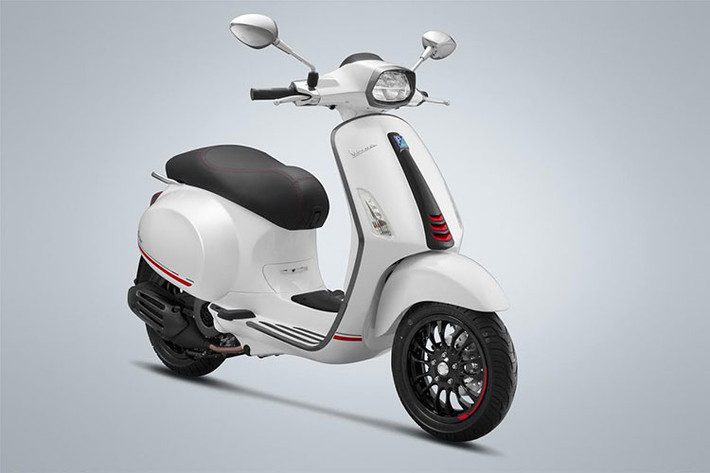 Piaggio Việt Nam, vừa chính chính thức giới thiệu ra thị trường phiên bản đặc biệt Vespa Sprint Carbon 2019 mới với hai lựa chọn màu trắng nhám và đen nhám mang phong cách nam tính ra thị trường xe máy Việt.