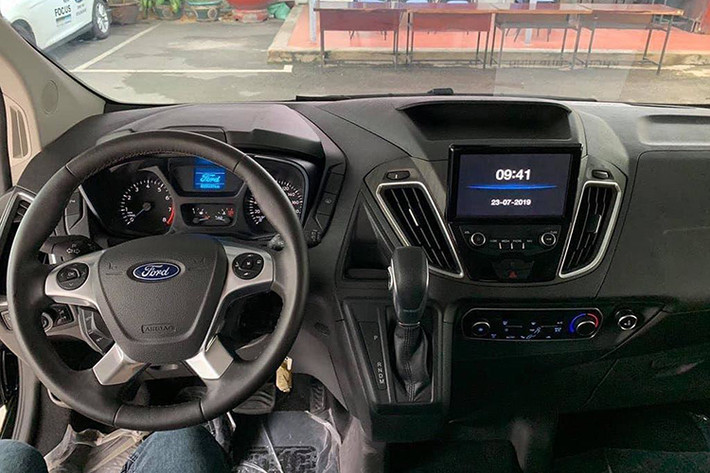 Những hình ảnh mới xuất hiện tại Việt Nam cho thấy, mẫu xe MPV Tourneo 2019 sẽ có khoang cabin thiết kế khá hiện đại như những mẫu xe Ford sedan hay SUV đời mới nhất. Vô-lăng 4 chấu kiểu mới kèm các nút bấm tiện dụng.