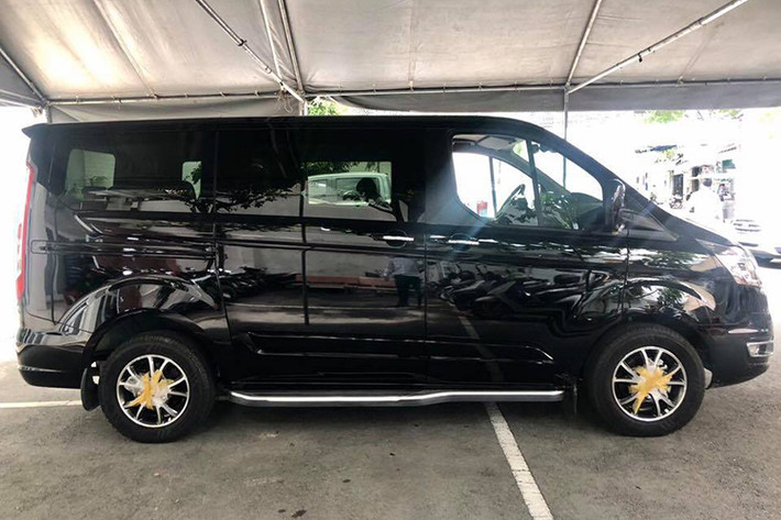 Cũng theo nguồn tin từ đại lý, Ford Tourneo 2019 mới sẽ sớm ra mắt trong thời gian tới để cạnh tranh trong phân khúc MPV đa dụng với các đối thủ Kia Sedona, Mercedes-Benz V-Class, Peugeot Traveller. Theo đó, Tourneo 2019 sẽ được phân phối với 02 phiên bản là: Tourneo Titanium và Tourneo Trend.