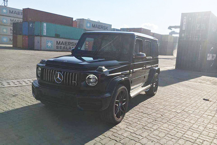 Hiện chưa rõ giá bán Mercedes-AMG G63 Edition 1 phiên bản 2019 thứ 4 tại Việt Nam, chỉ biết rằng hiện một công ty nhập khẩu tư nhân Hà Nội đang chào bán chiếc SUV Mercedes-AMG G63 Edition 1 2019 thứ 3 có mặt tại Việt Nam với mức giá vào khoảng 13,5 tỷ đồng.