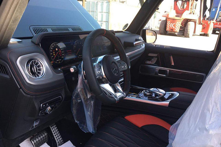 Cụ thể, nội thất của Mercedes-AMG G63 Edition 1 có ghế ngồi bọc da 2 tông màu. Cả 3 chiếc G63 Edition 1 2019 mang ngoại thất màu đen tại Việt Nam đều có ghế ngồi bọc da màu đen với viền đỏ. Chưa hết, một số chi tiết bên trong khoang lái còn được hoàn thành với sợi carbon đỏ.