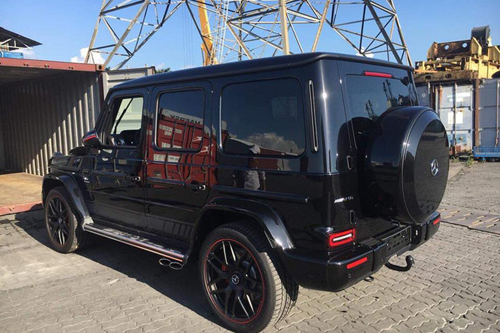 Chiếc G63 Edition 1 thứ 4 cập bến Việt Nam mới lộ ảnh "khui công" trên mạng xã hội vào chiều nay, ngày 27/11/2018. "Ông vua địa hình" này sở hữu bộ áo đen bóng, như vậy, đây là chiếc G63 Edition 1 thứ 3 tại Việt Nam mang màu sơn này. Chiếc còn lại mang ngoại thất xám mờ.