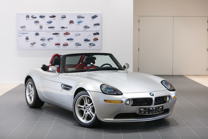 Mẫu xe ôtô BMW Z8 được thiết kế bởi Henrik Fisker và chỉ sản xuất 5.703 chiếc trong quãng thời gian từ 1999-2003. Trong đó, chỉ 2.543 chiếc được nhập vào thị trường Mỹ. Chiếc Z8 này thuộc sở hữu của một “Bimmer” có niềm đam mê bất diệt với những chiếc xe BMW.