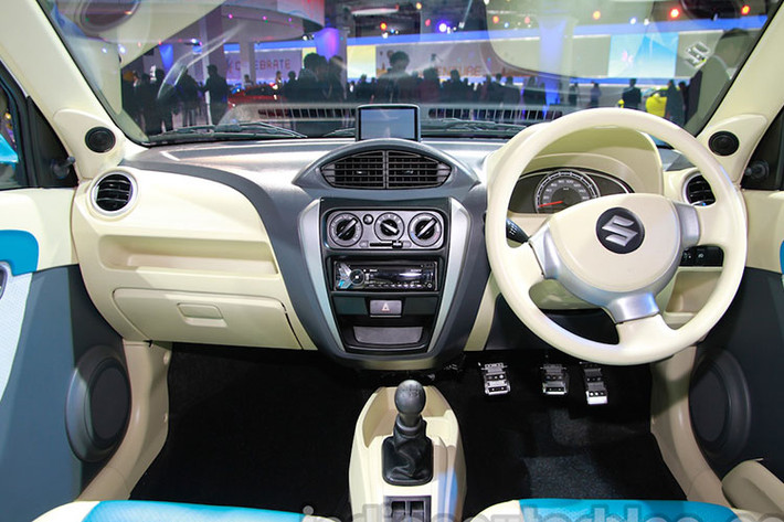 Bên trong Suzuki Alto 800 mới là không gian nội thất đơn giản với ghế và nội thất bọc giả da, vô lăng không tích hợp nút bấm tiện ích. Trang bị trên xe không có gì nhiều ngoài đầu CD tương thích MP3, Fm. Điều hoà và gương chiếu hậu chỉnh tay.