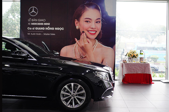 So với 2 phiên bản còn lại, bản E200 tiêu chuẩn của Mercedes-Benz E-Class 2019 không có thay đổi nào về chi tiết và các trang bị đi kèm. Động cơ dưới nắp ca-pô vẫn là loại máy xăng 4 xi-lanh, tăng áp, dung tích 2.0 lít nhưng được điều chỉnh để tạo ra công suất tối đa tăng 13 mã lực lên 197 mã lực và mô-men xoắn cực đại 300 Nm.