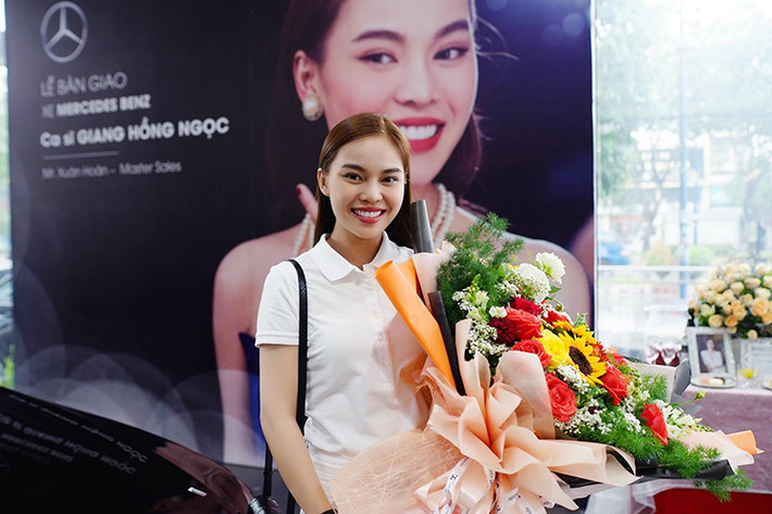 Tương tự như trước đây, Mercedes-Benz E200 2019 cũng được trang bị lưới tản nhiệt 3 nan nằm ngang và logo ngôi sao 3 cánh trên nắp capô. Nằm hai bên lưới tản nhiệt là hệ thống đèn pha LED High Performance với 2 dải đèn LED định vị ban ngày. Đằng sau là cụm đèn hậu được thiết kế dạng bụi sao Stardust đặc trưng.