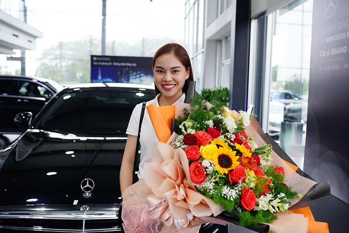 Lần đầu tiên ra mắt thị trường Việt Nam tại Mercedes-Benz Fascination 2019 vào hồi tháng 7 vừa qua, Mercedes-Benz E-Class 2019 bao gồm 3 phiên bản, bao gồm E200, E200 Sport và E350 AMG. Trong đó, bản E200 Sport thay thế E250 cũ và E350 AMG thay cho E300 AMG cũ.